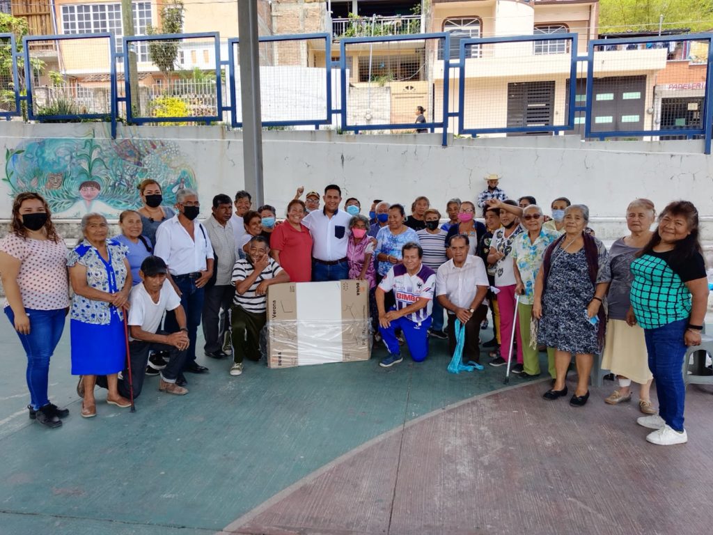 Imparte DIF taller de manualidades para adultos mayores en Plaza