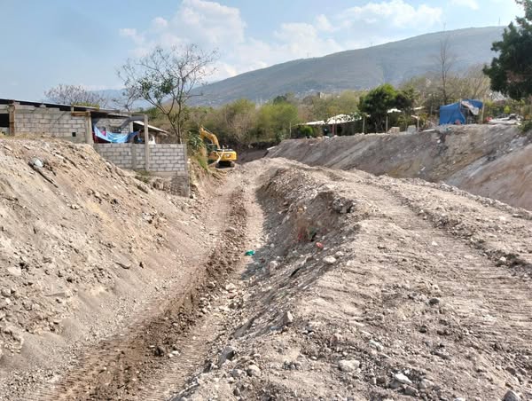 Trabajos de desazolve del río Huacapa de manera constante y sin contratiempos.