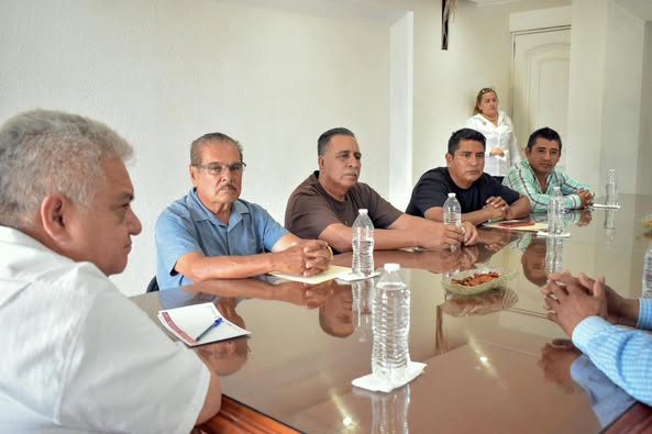 Reunió con comisarios de los Pueblos Santos