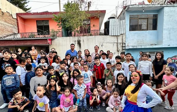 Presidenta Honorífica del DIF visita a las niñas y niños de la colonia Morelos