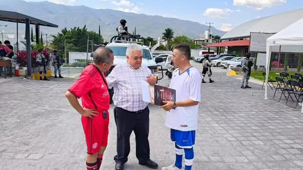 El presidente municipal, Dr. Gustavo Alarcón Herrera , saludó con entusiasmo a las y los jugadores que participaron en los encuentros amistosos de fútbol en el deportivo Mitsumaru.