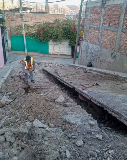 Se continúa con trabajos de tapado y compactación en la colonia Vista Hermosa, en la calle Altamirano esquina con 2ª calle de Benito Juárez. 🚧🛠️