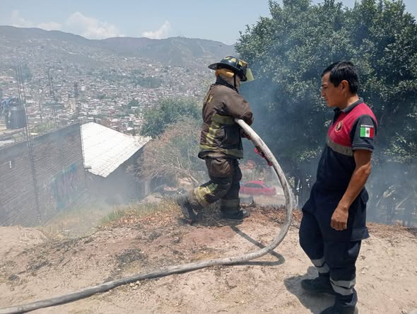 🚒 Incendios de casas controlados por personal de emergencia.